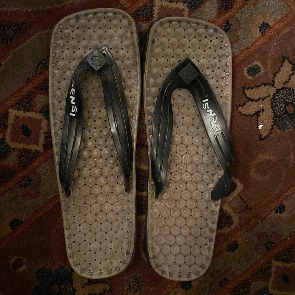 Sensi flip flops NEW